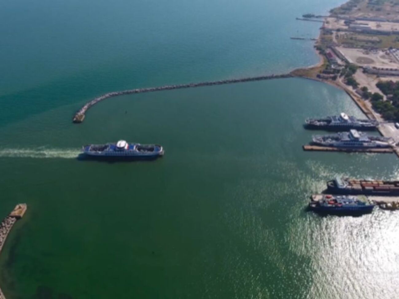 Украинский удар по паромной переправе показал уязвимость Керченского пролива, считают в разведке