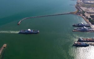 Украинский удар по паромной переправе показал уязвимость Керченского пролива, считают в разведке