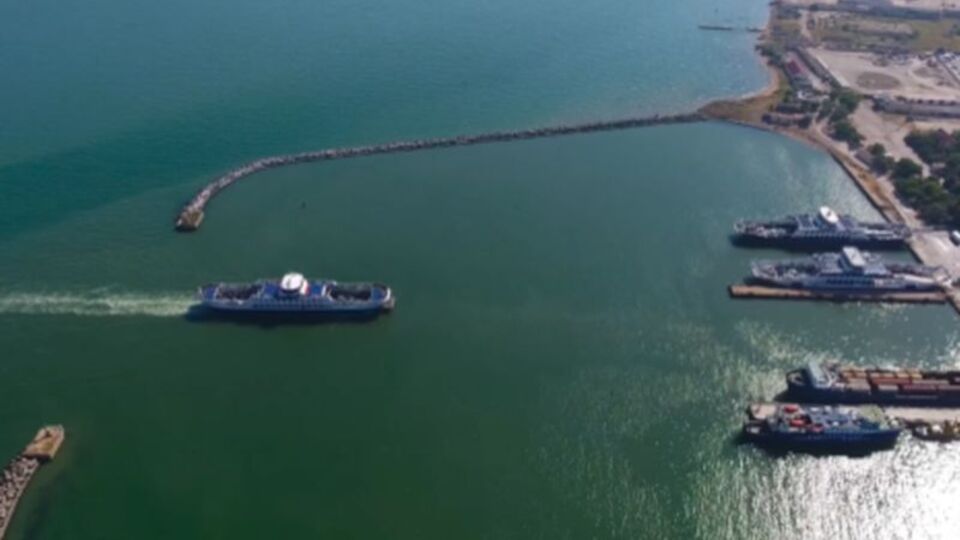 Український удар по поромній переправі продемонстрував уразливість Керченської протоки, вважають у розвідці