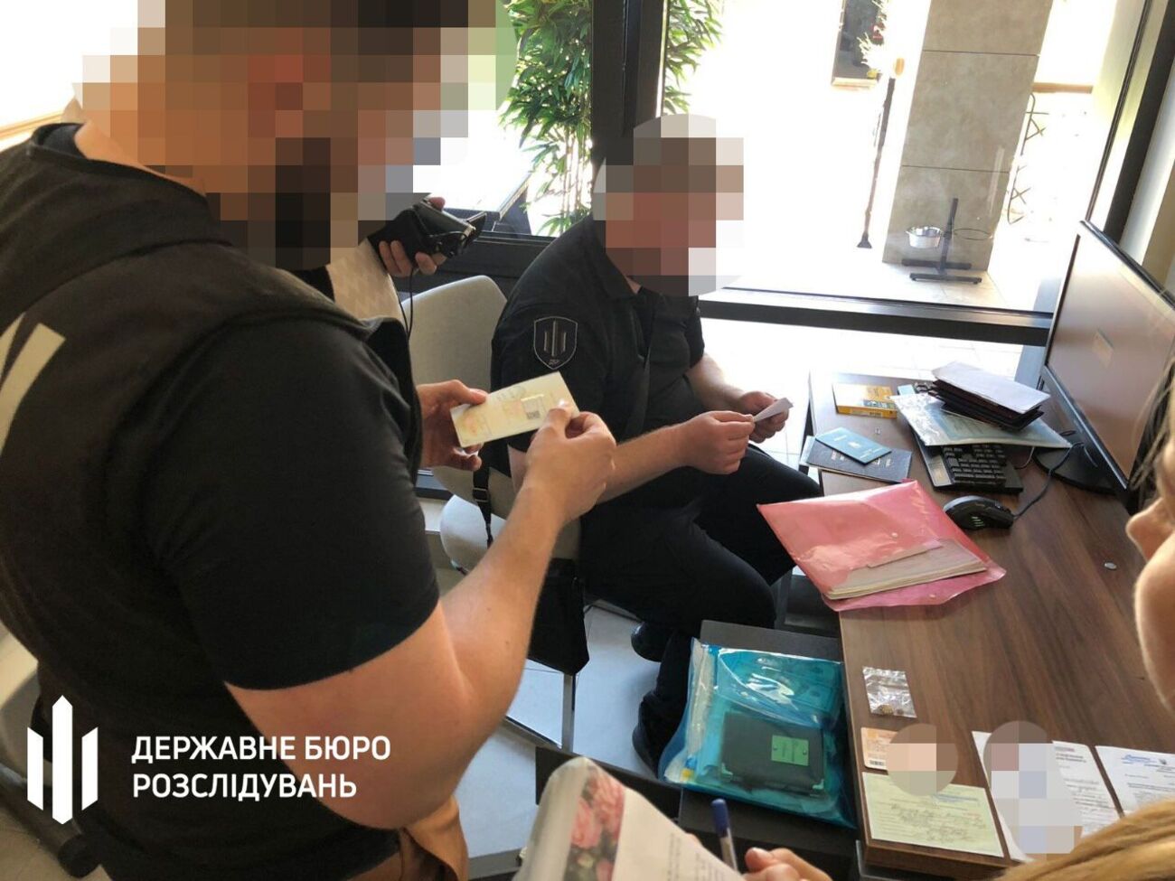 Обыски проводились на работе и по месту жительства подозреваемых, отметили в ГБР