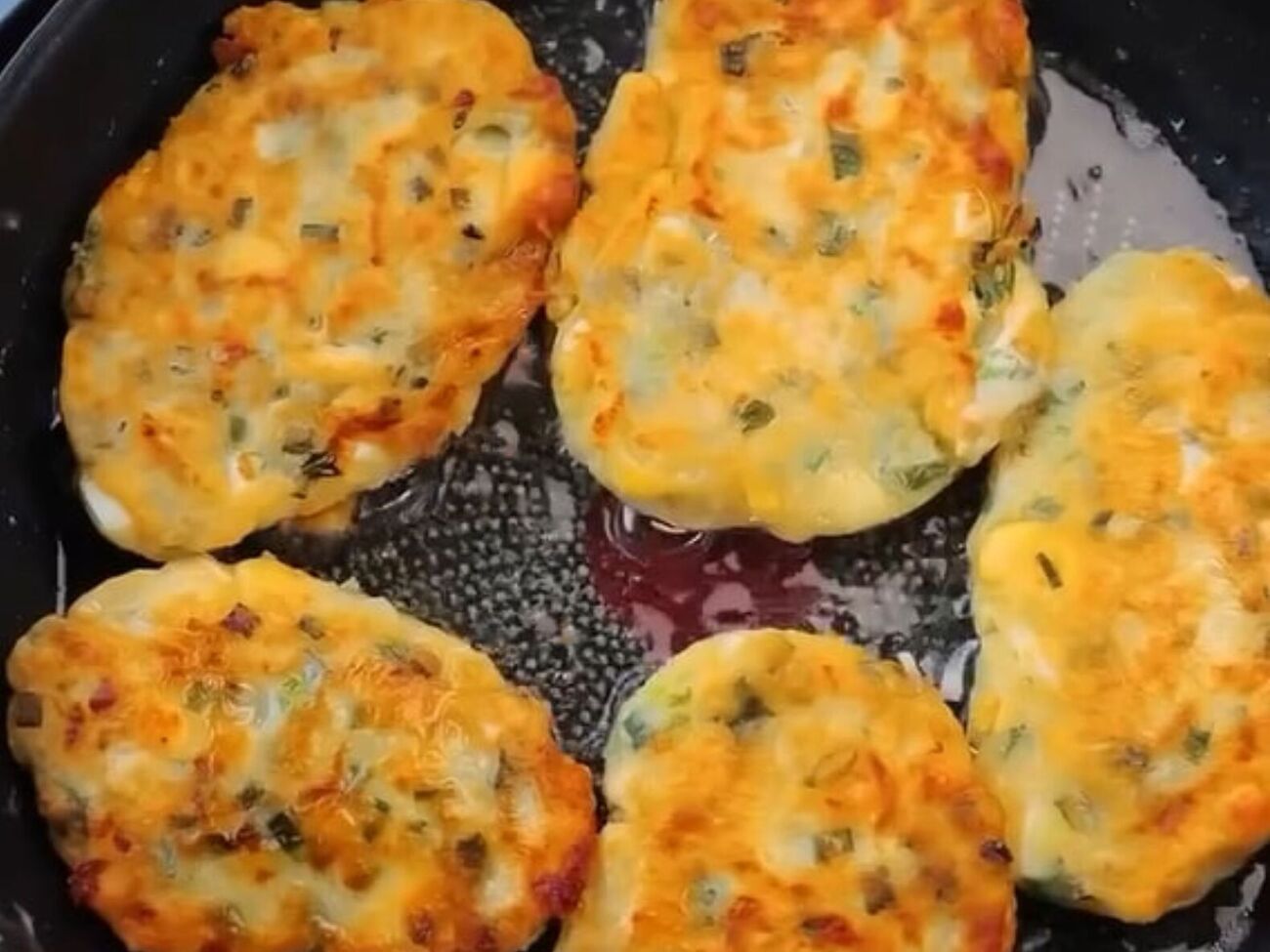 Обсмажуйте пиріжки до золотистого кольору з обох сторін