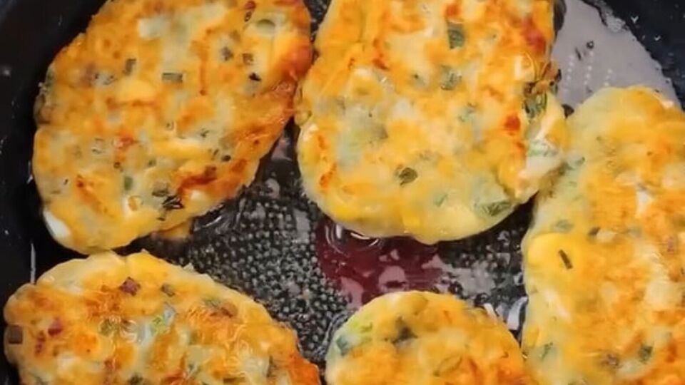 Обсмажуйте пиріжки до золотистого кольору з обох сторін