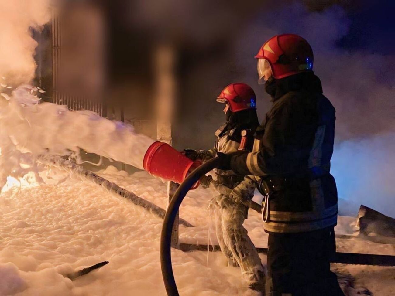 У Київській області ліквідовують пожежу на підприємстві після російського прильоту