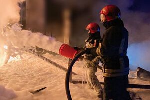 У Київській області ліквідовують пожежу на підприємстві після російського прильоту