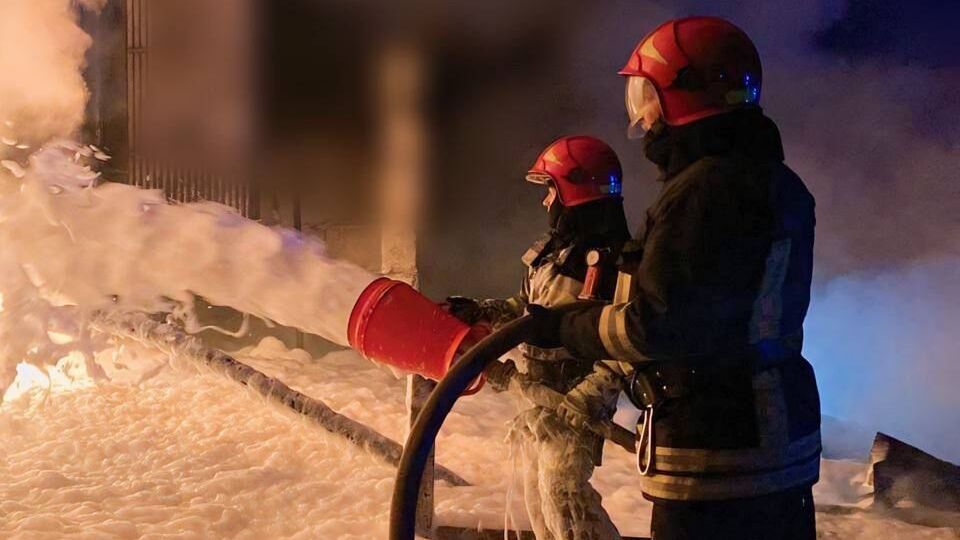 У Київській області ліквідовують пожежу на підприємстві після російського прильоту