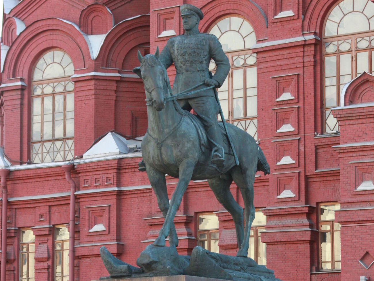 На Манежной площади, в сотне метров от Кремля и Госдумы РФ, на памятнике Жукову появилась надпись "ГУР", позднее ее стерли