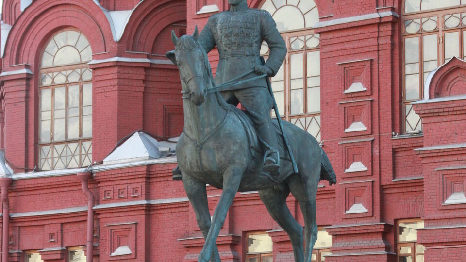 На Манежній площі, за сотню метрів від Кремля і Держдуми РФ, на пам'ятнику Жукову з'явився напис "ГУР", пізніше його стерли