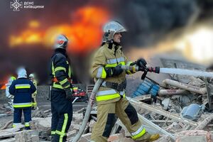 У Київській області окупанти атакували промислове підприємство, спричинивши сильну пожежу