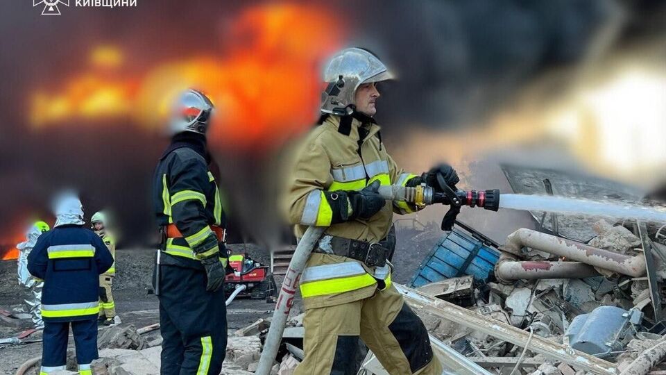 У Київській області окупанти атакували промислове підприємство, спричинивши сильну пожежу