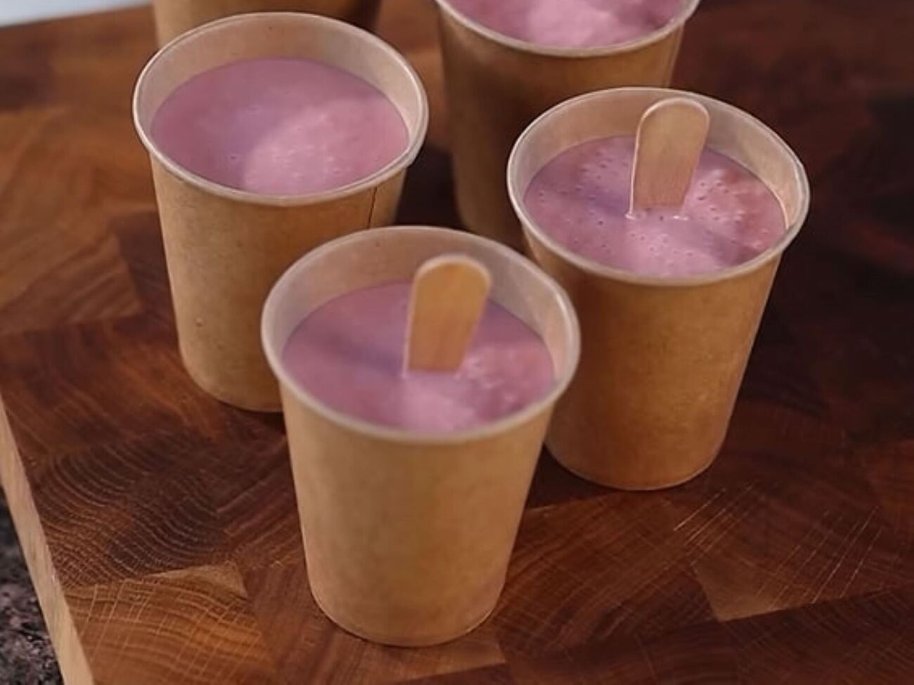 Щоб легко можна було дістати морозиво зі стаканчика, потримайте його кілька хвилин у руках чи під теплою водою