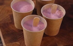 Чтобы легко можно было достать мороженое из стаканчика, подержите его несколько минут в руках или под теплой водой