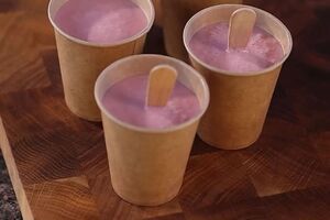 Щоб легко можна було дістати морозиво зі стаканчика, потримайте його кілька хвилин у руках чи під теплою водою