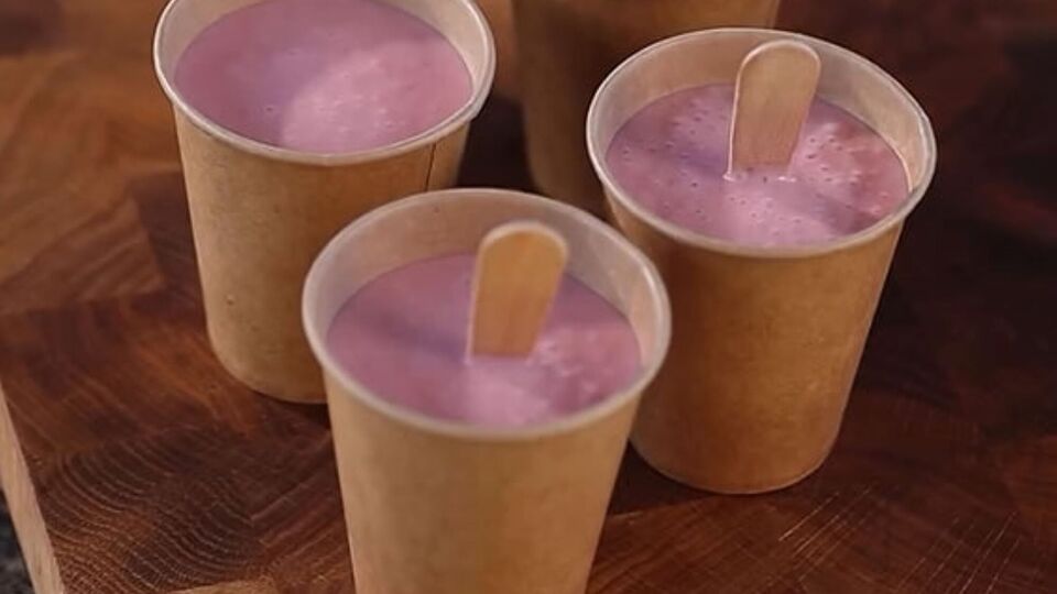 Щоб легко можна було дістати морозиво зі стаканчика, потримайте його кілька хвилин у руках чи під теплою водою