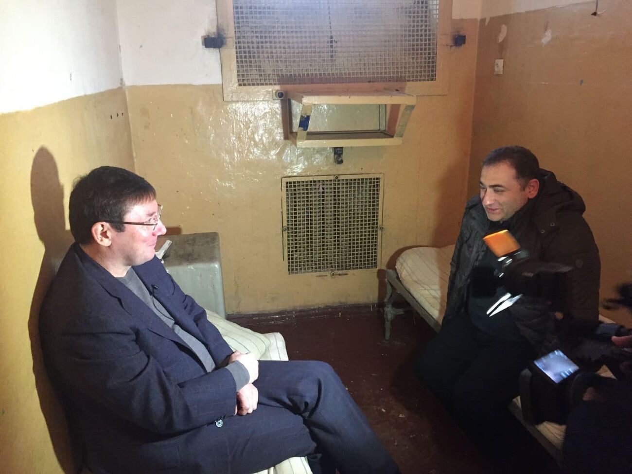 Луценко зазначив, що двері в камери заведено лише прикривати