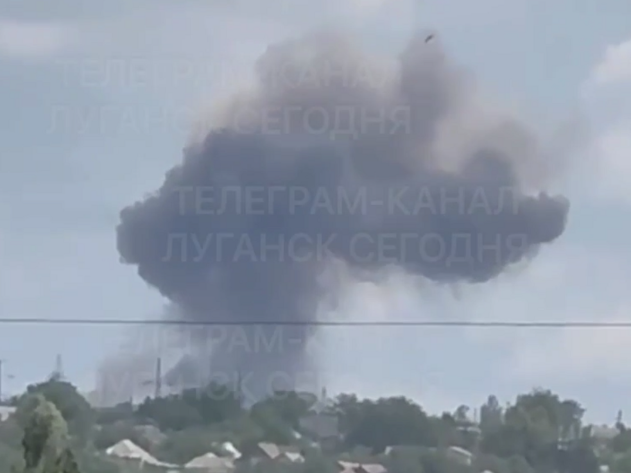 У Луганську прогриміло кілька вибухів, над містом піднімається стовп диму