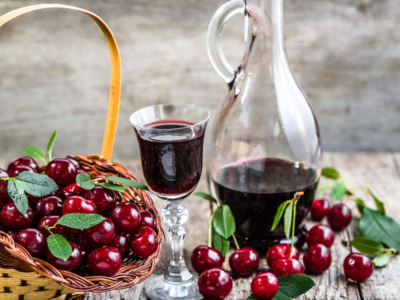 По словам блогера, для настойки подойдет любой сорт черной черешни