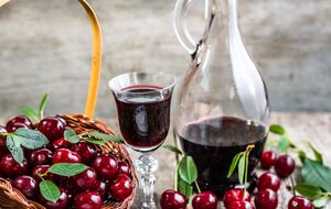 По словам блогера, для настойки подойдет любой сорт черной черешни