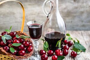 За словами блогерки, для настоянки підійде будь-який сорт чорної черешні