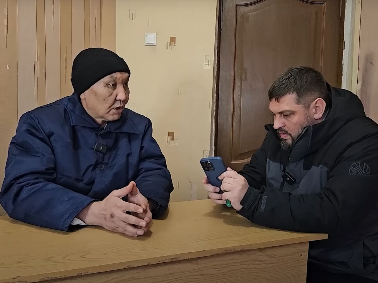 Золкин (справа) рассказал о первом разговоре с пленным бурятом