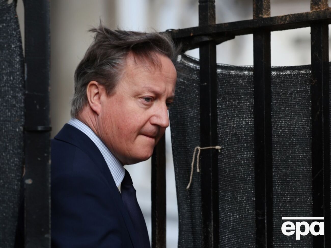 Спочатку пранкери обмінювалися текстовими повідомленнями з Кемероном, після чого відбувся нетривалий відеодзвінок