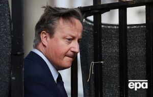 Сначала пранкеры обменивались текстовыми сообщениями с Кэмероном, после чего последовал непродолжительный видеозвонок