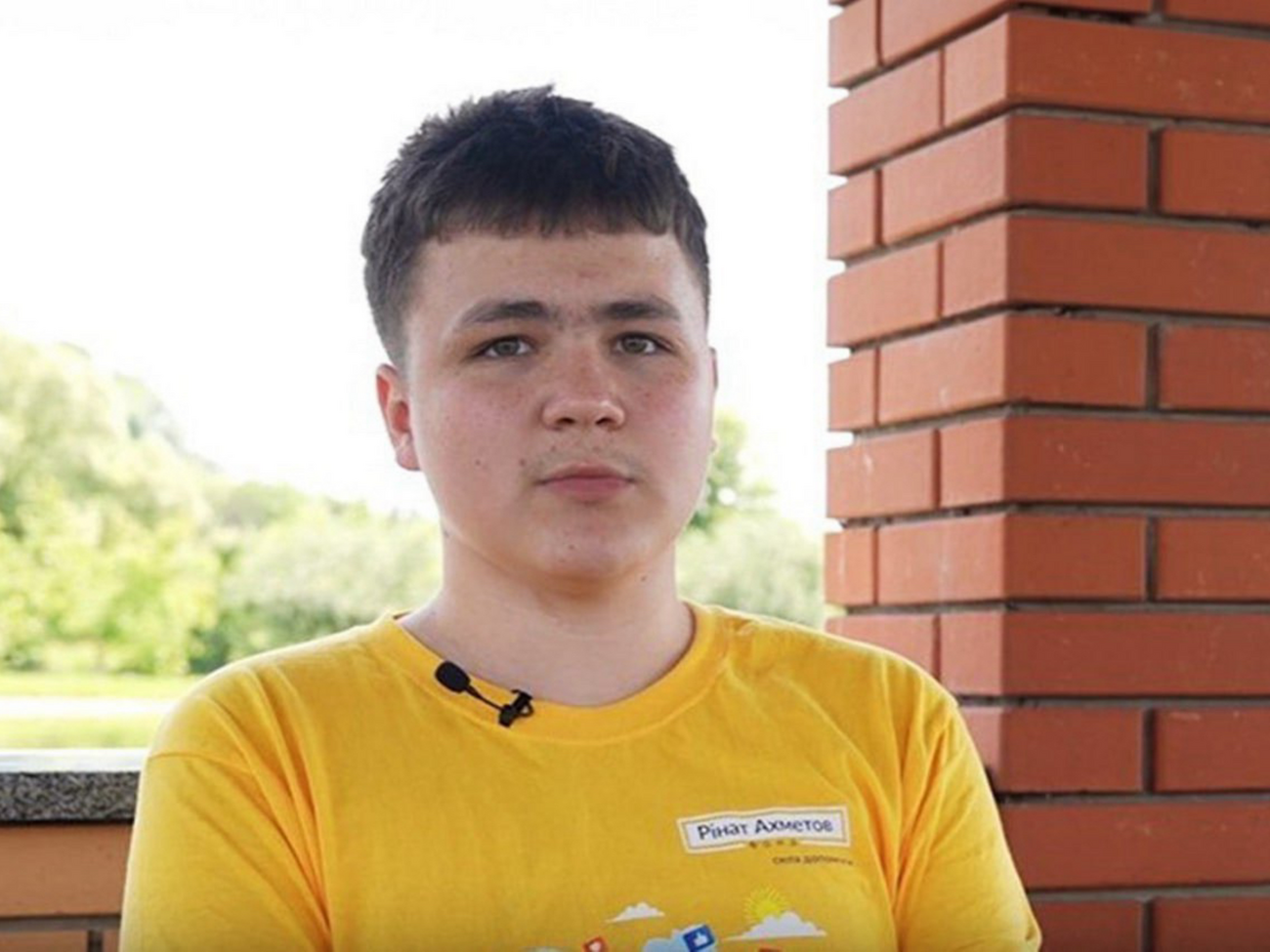 Іван: Я мав їхати у школу, але тільки прокинувся – і щось гупнуло. Вікна затремтіли. Спитав у матері, а вона каже: "Війна почалася"