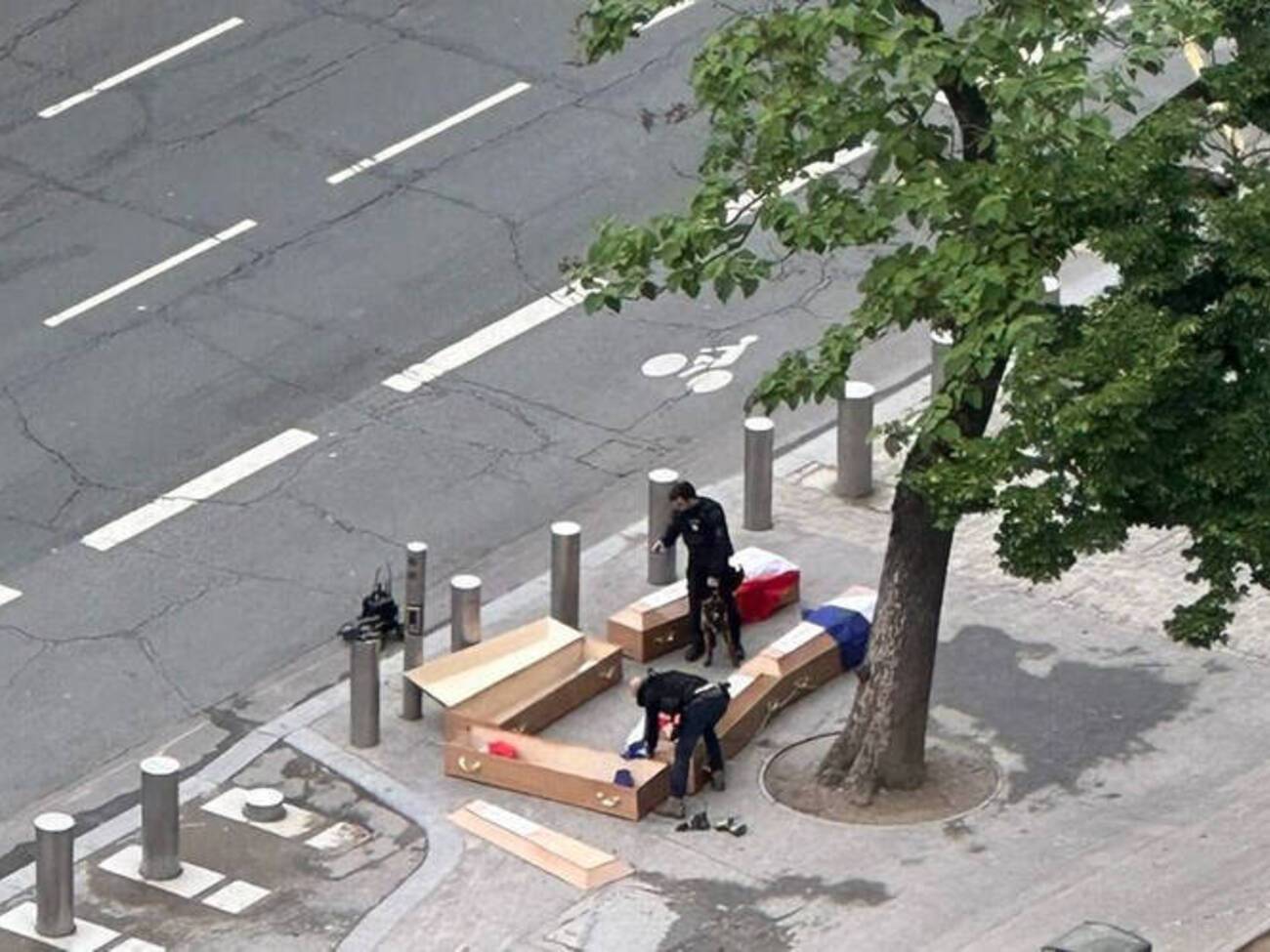 1 червня п'ять трун установили під Ейфелевою вежею