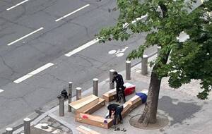 1 червня п'ять трун установили під Ейфелевою вежею