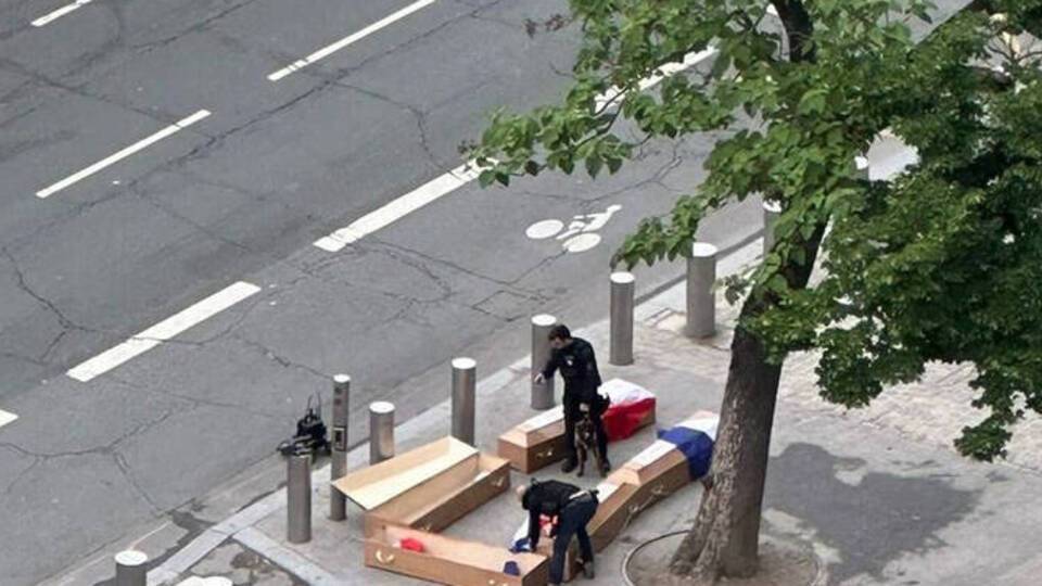 1 червня п'ять трун установили під Ейфелевою вежею