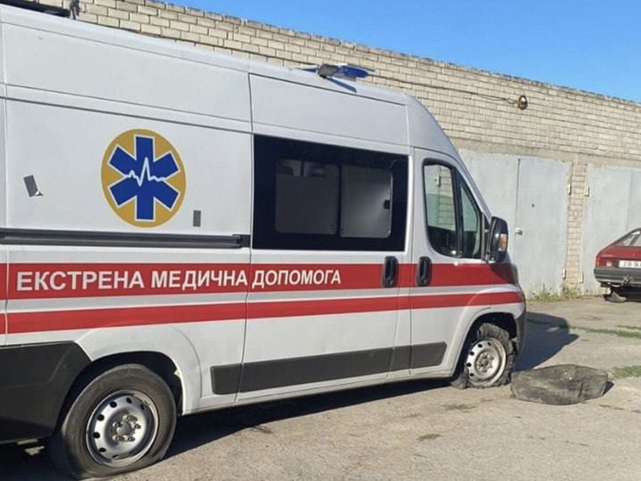 Окупанти скинули вибухівку на бригаду медиків, які поспішали на виклик після обстрілу в Білозерській громаді, розповіли в Херсонській ОВА