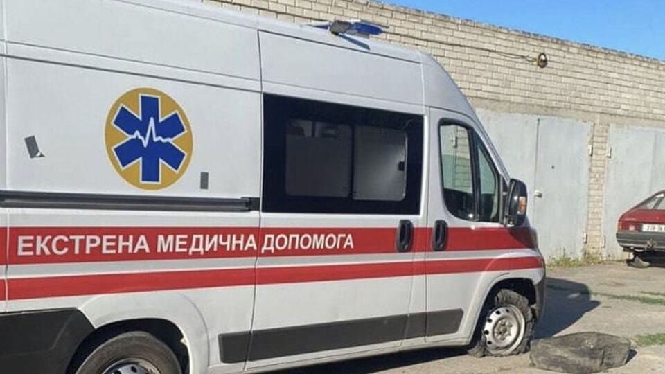 Окупанти скинули вибухівку на бригаду медиків, які поспішали на виклик після обстрілу в Білозерській громаді, розповіли в Херсонській ОВА