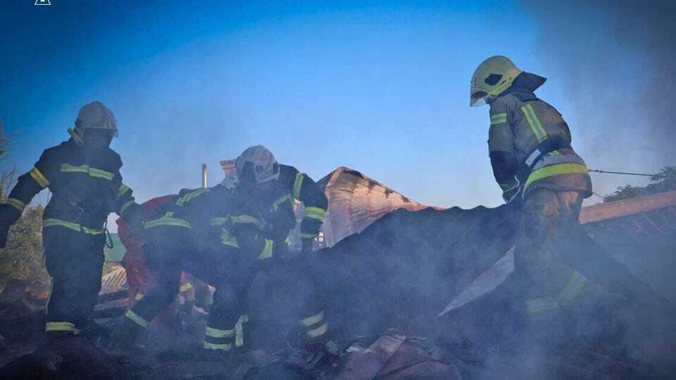 Уламки пошкодили три приватні будинки