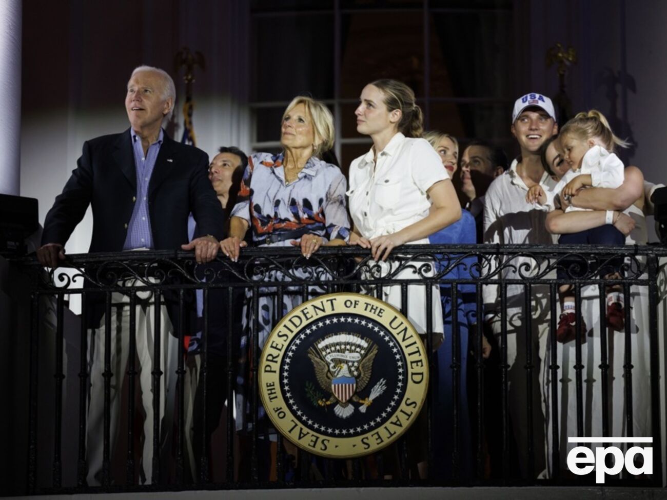 Члени сім'ї й далі наполягають на участі Байдена в передвиборчих перегонах – Politico
