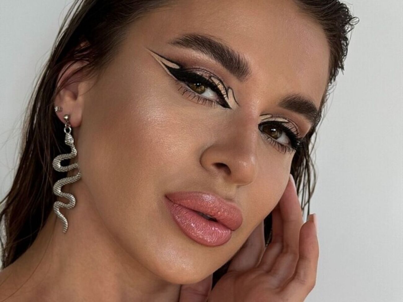 Реус дополнила образ серьгами-змейками