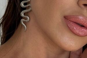 Реус дополнила образ серьгами-змейками