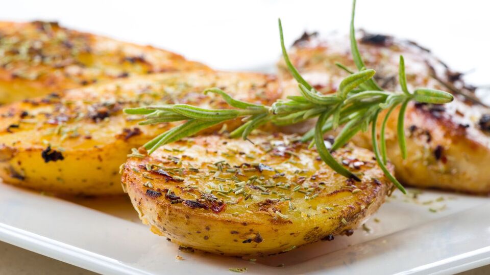 Картоплю потрібно запікати до золотистого кольору