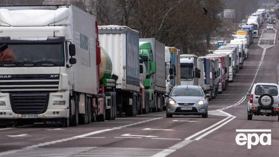 Польська сторона 1 липня зупинила пропуск на в'їзд і виїзд українських вантажівок, у яких немає дозволів на міжнародні вантажні перевезення