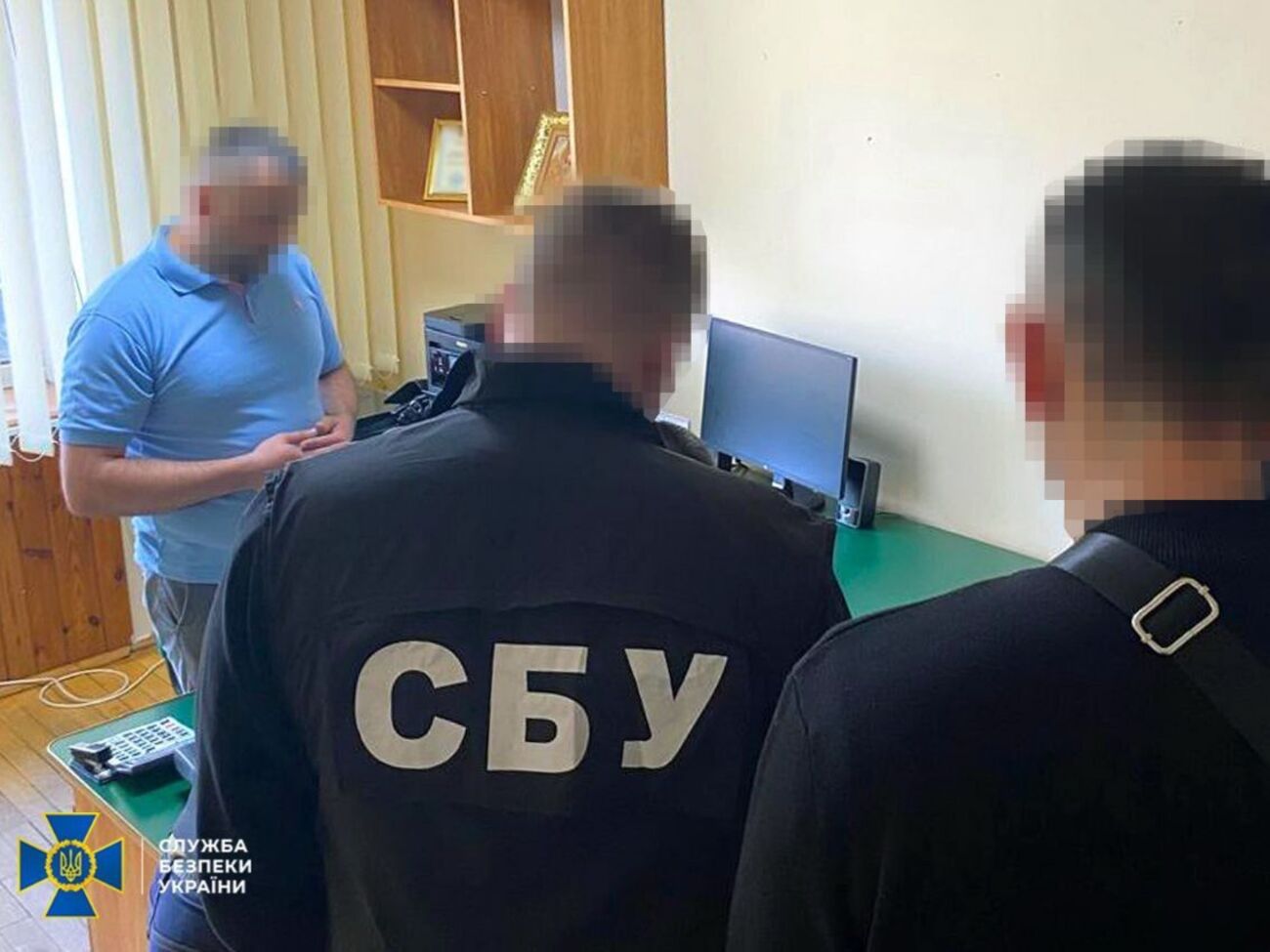 Следствие подозревает чиновника и его приспешника в систематическом получении взяток за незаконное закрытие исполнительных производств в отношении граждан с долговыми обязательствами