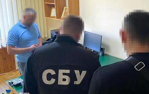 Следствие подозревает чиновника и его приспешника в систематическом получении взяток за незаконное закрытие исполнительных производств в отношении граждан с долговыми обязательствами