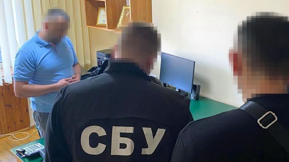 Следствие подозревает чиновника и его приспешника в систематическом получении взяток за незаконное закрытие исполнительных производств в отношении граждан с долговыми обязательствами