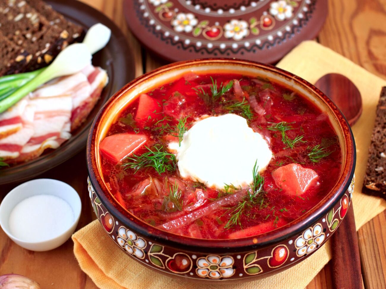 Подавайте борщ со сметаной и укропом