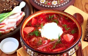 Подавайте борщ со сметаной и укропом