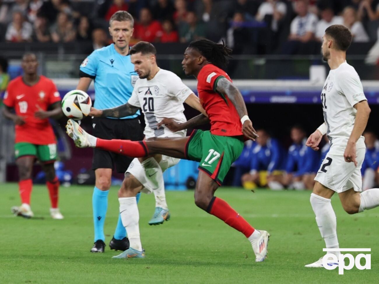 Игра проходила с преимуществом португальцев (в красном)