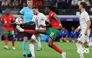 Игра проходила с преимуществом португальцев (в красном)