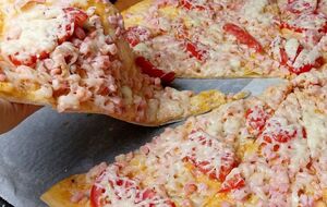 Выпекайте пиццу 10 минут при температуре 200 °С