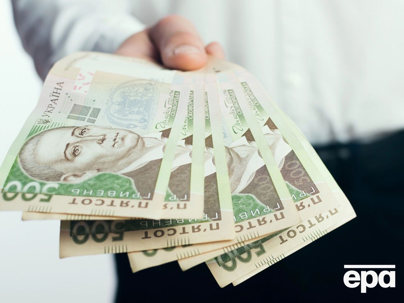 Официальный курс гривны на 10 июля Нацбанк установил на уровне 40,77 грн/$