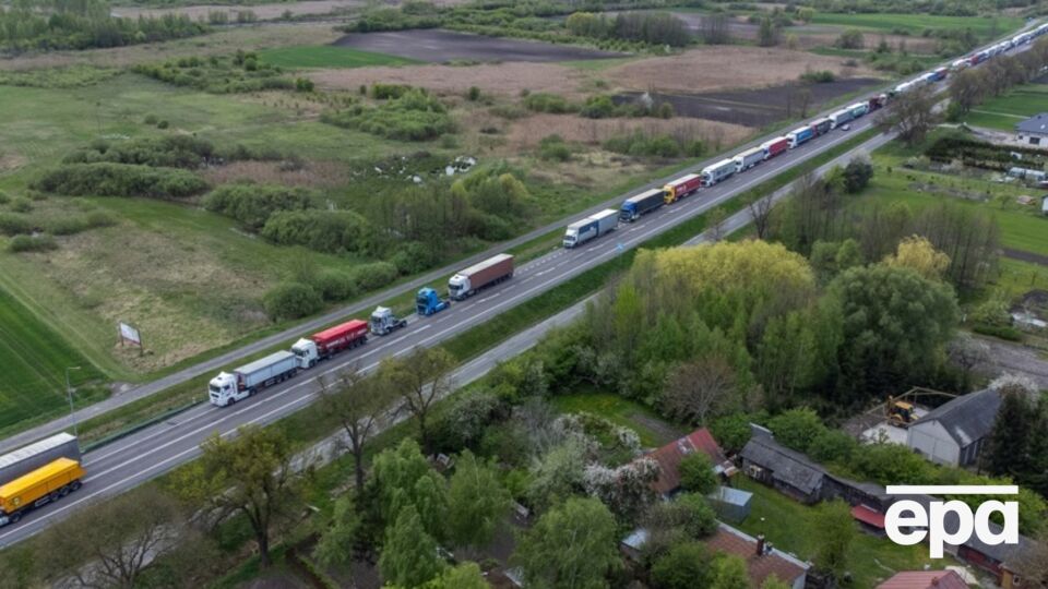 Польща не пропускала білоруські вантажівки через кордон весь день