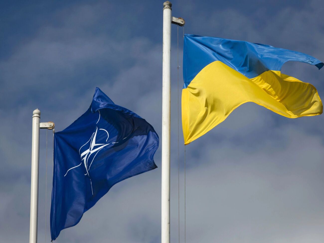 Украина пытается получить защиту, пока не состоит в НАТО, пишут СМИ