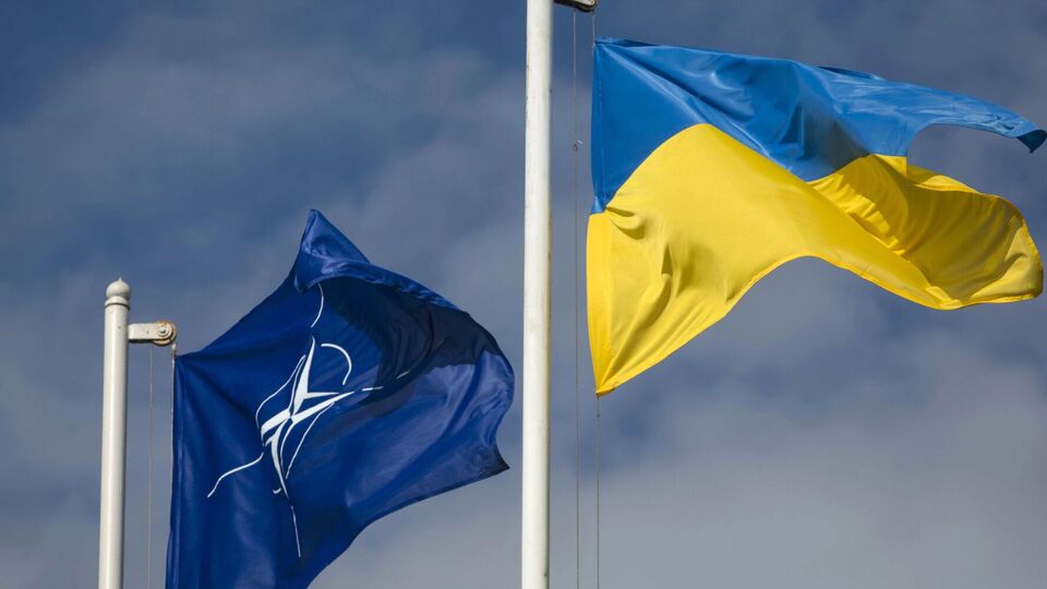 Україна намагається дістати захист, поки не входить у НАТО, пишуть ЗМІ