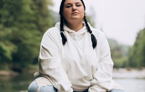 alyona alyona в своем творчестве призывает поклонников принимать себя и свои тела такими, какие есть